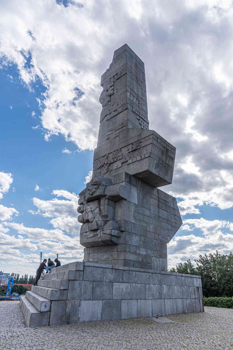 Polonia - Gdansk 176 - Westerplatte - monumento al Heroísmo del Ejercito Polaco.jpg
